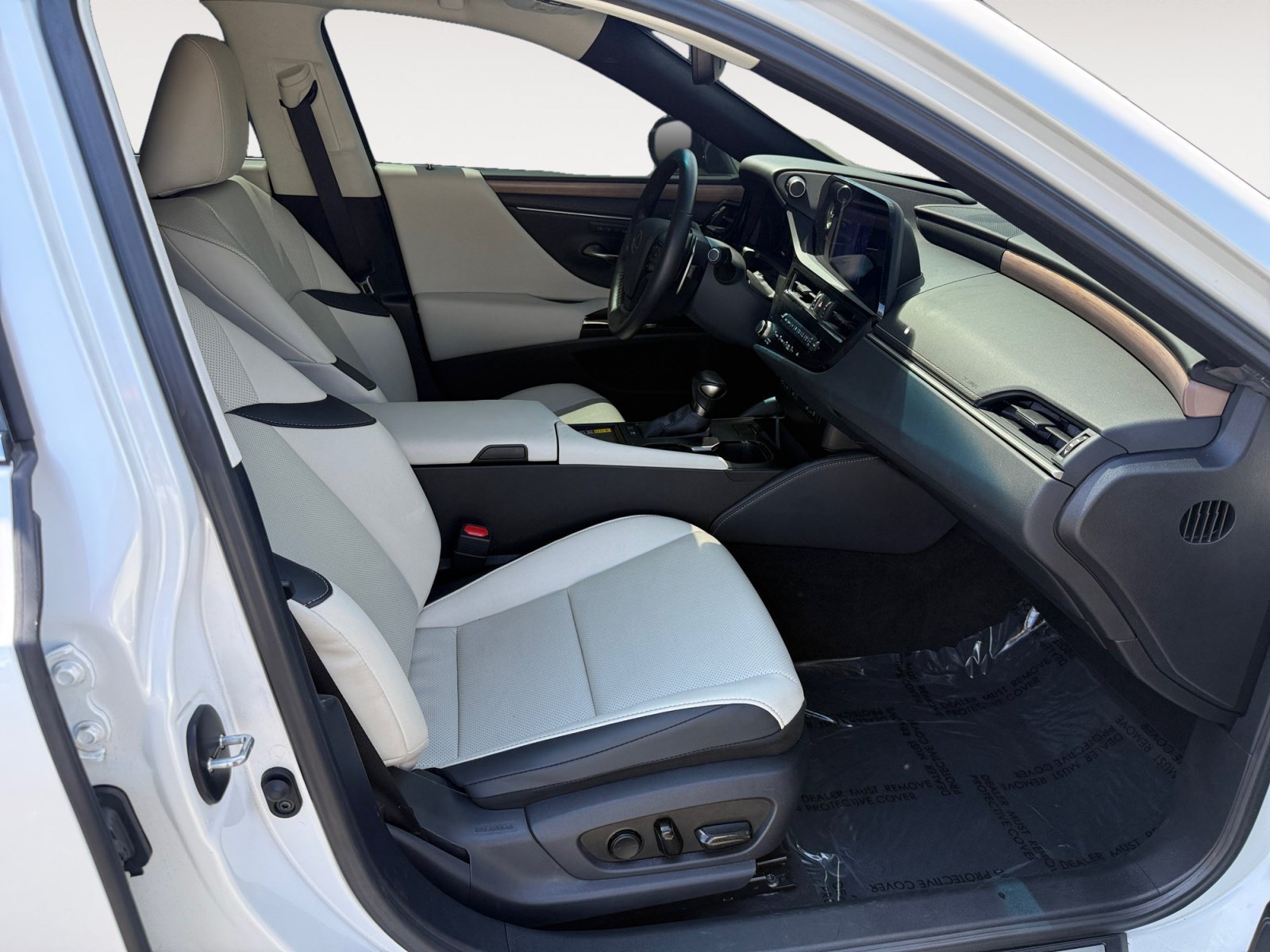 Used 2025 White Pearl Lexus 300h image 19