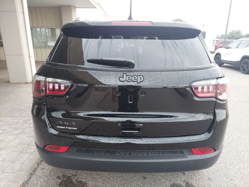 New 2026 Diamond Black Crystal Pearlcoat Jeep Latitude image 6