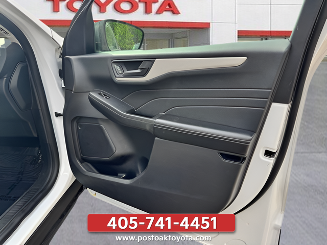 Used 2022 White Ford SE image 27
