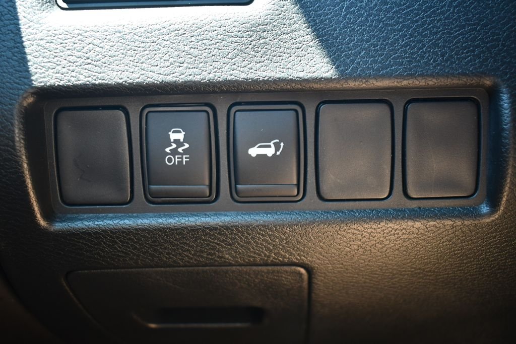 Used 2016 Magnetic Black Nissan SL image 21