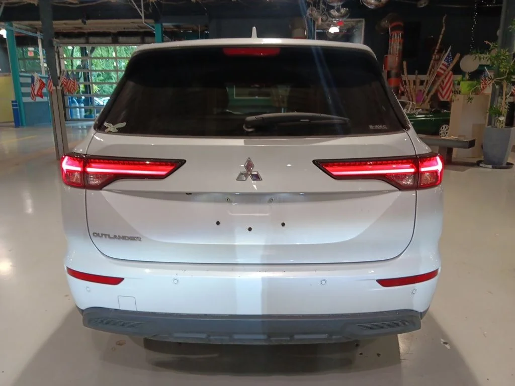 Used 2024  Mitsubishi ES image 12