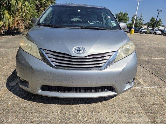 Used 2016 Silver Sky Metallic Toyota XLE 8-Passenger image 7