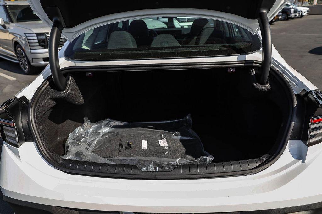 New 2026 White Hyundai SE image 27