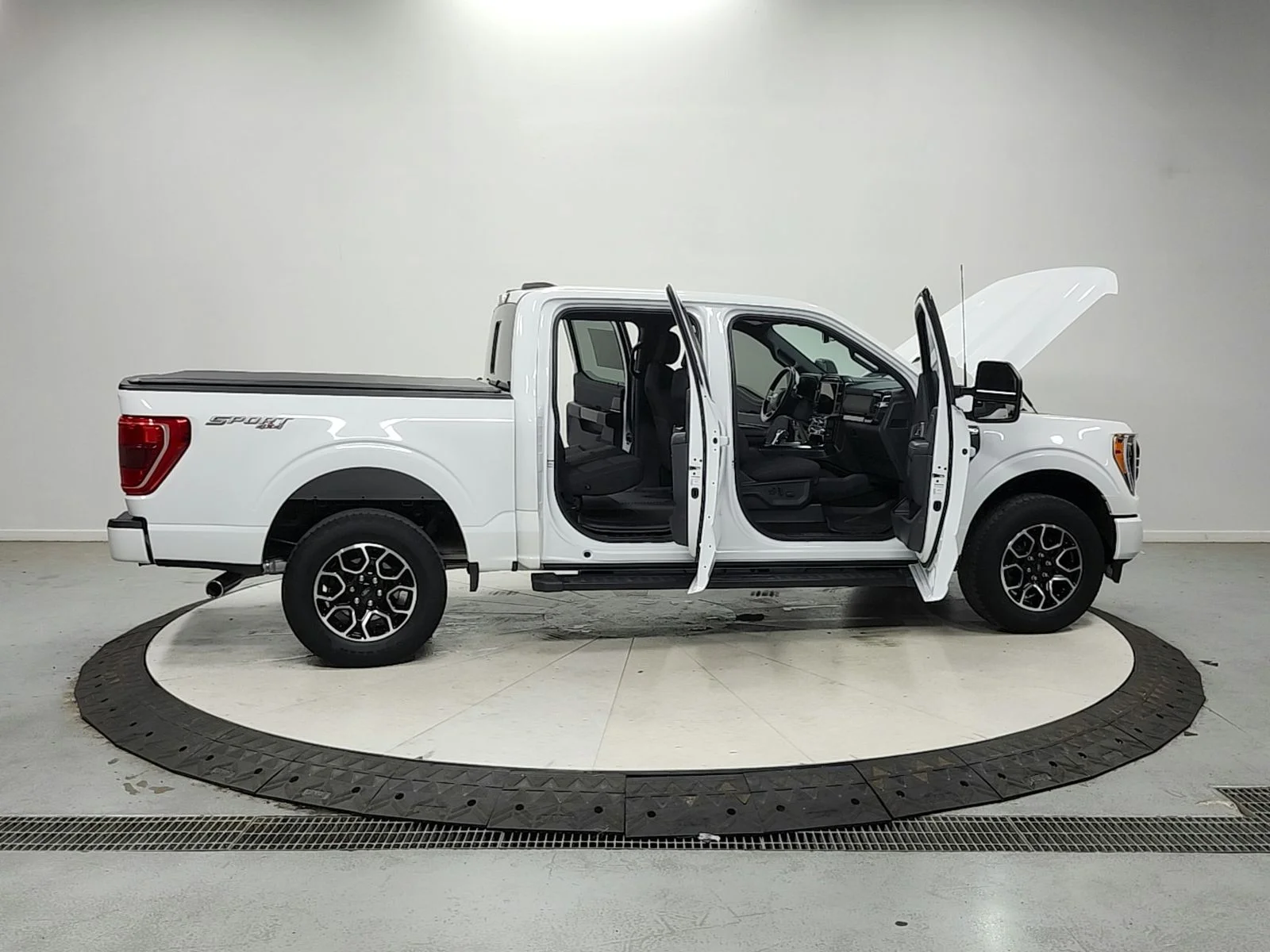 Used 2023 White Ford XLT image 17