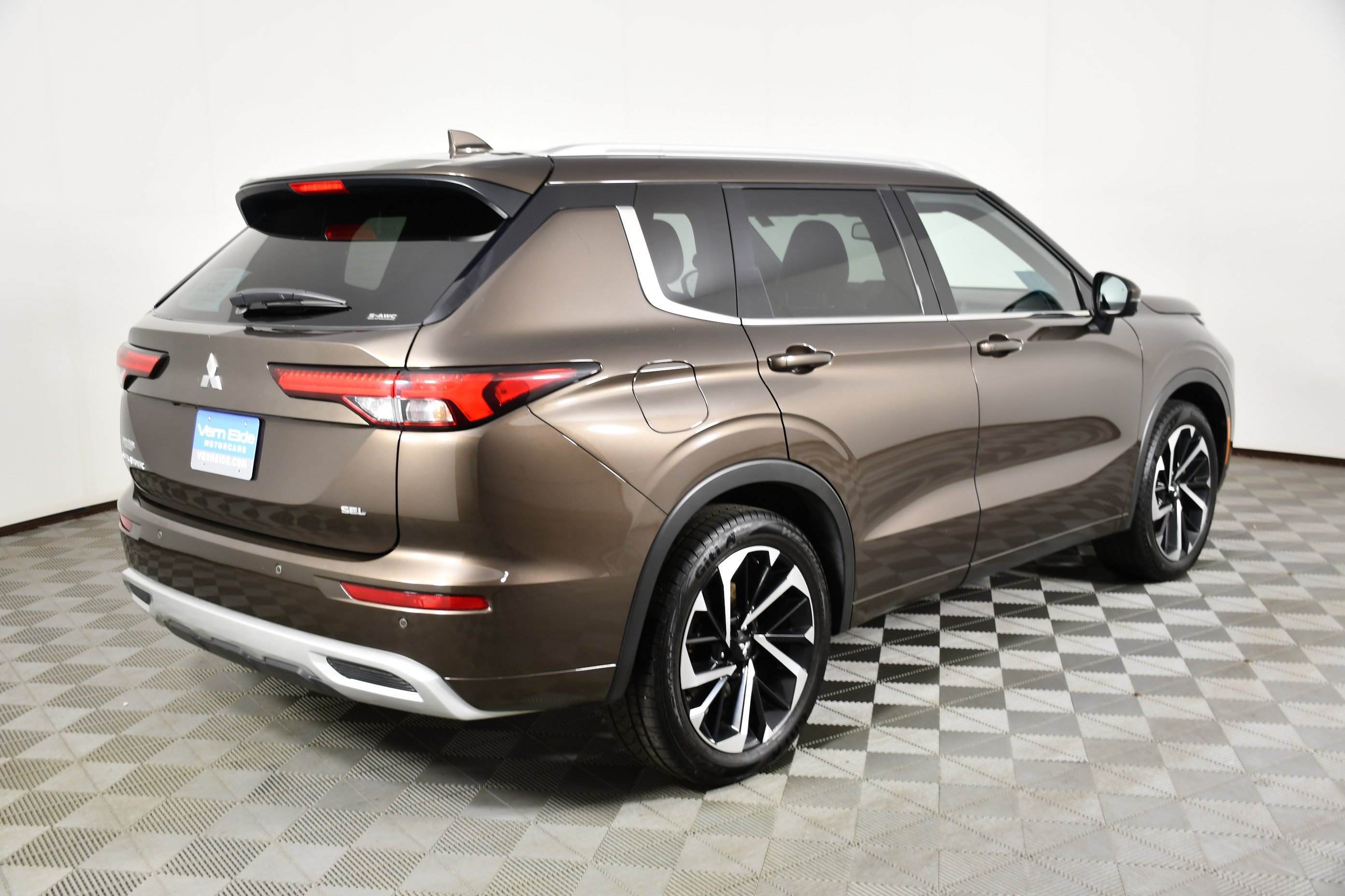 Used 2022 Deep Bronze Metallic Mitsubishi SEL image 6