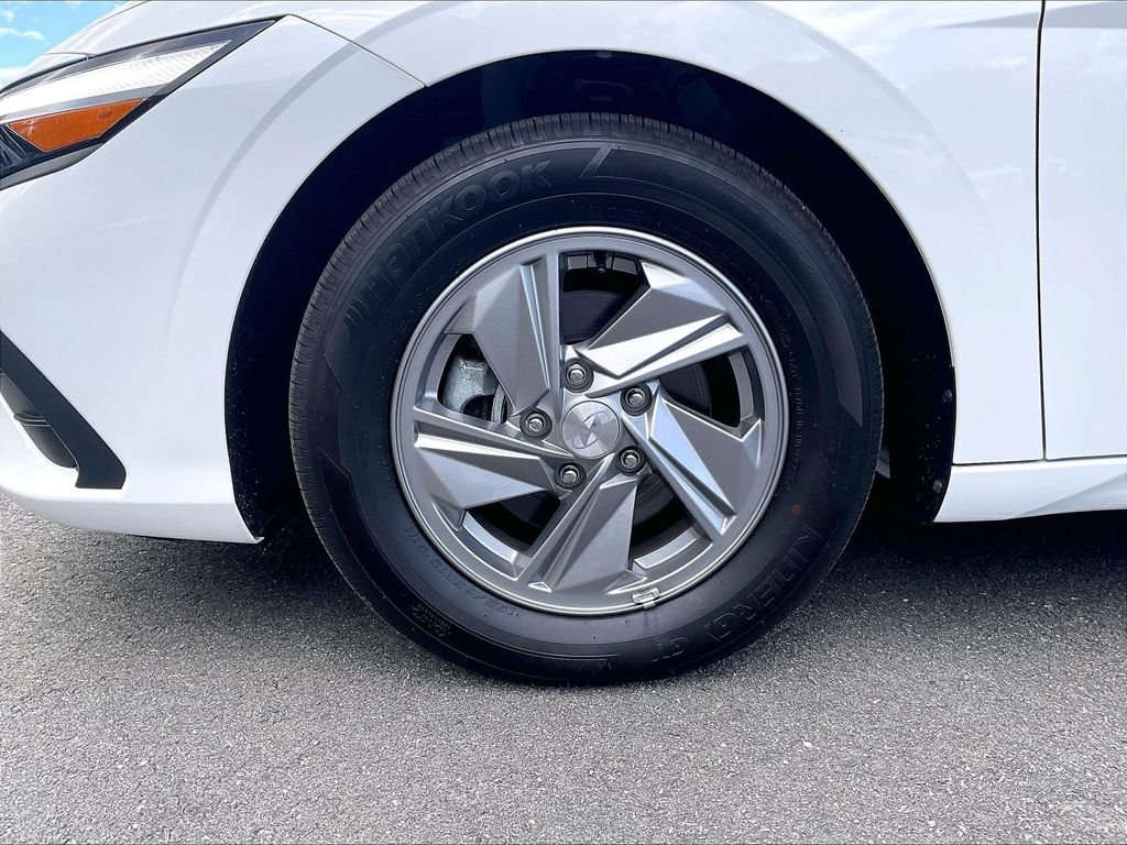 Used 2025 White Hyundai SE image 22