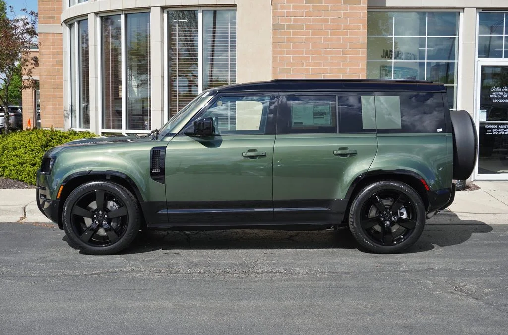 New 2026 Woolstone Green Land Rover X-Dynamic SE image 2