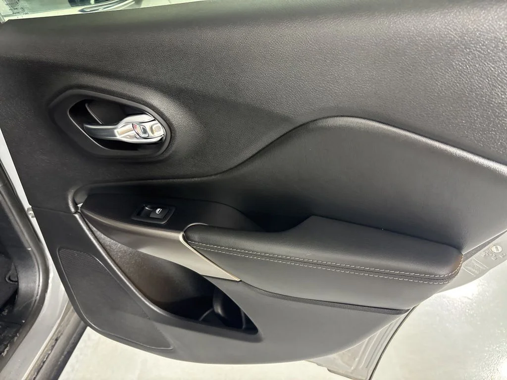 Used 2021 Gray Jeep Latitude Lux image 18