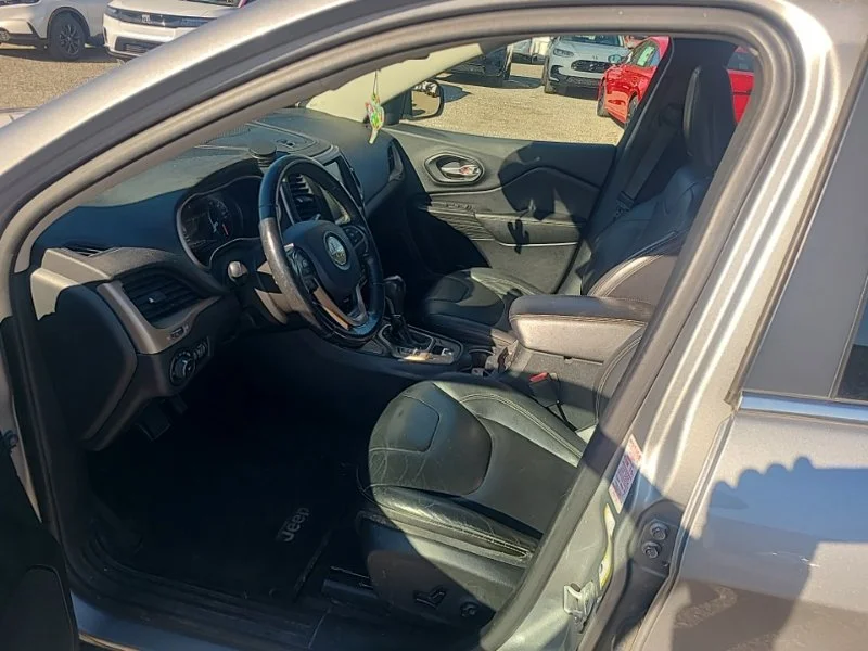 Used 2016 Silver Jeep Limited image 13
