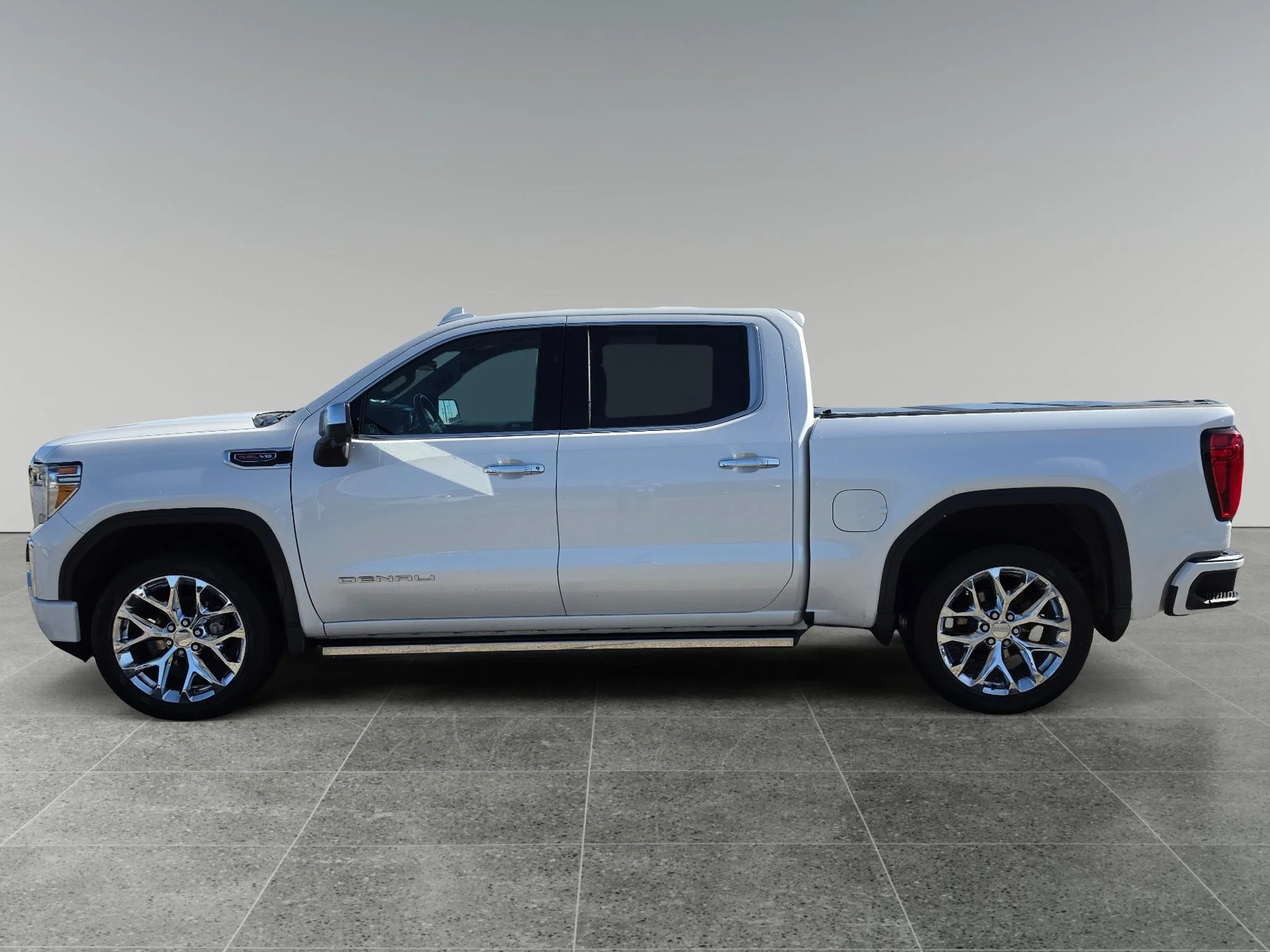 Used 2020 White Frost Tricoat GMC Denali image 2