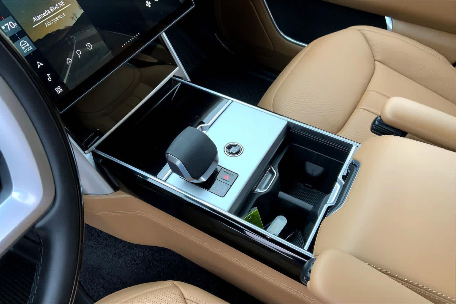 New 2025 Carpathian Grey Land Rover SE image 7