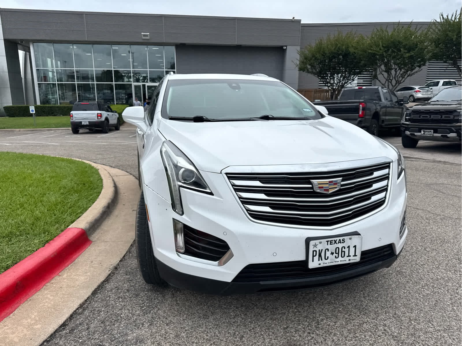 Used 2018 Crystal White Tri-Coat Cadillac Luxury FWD image 3