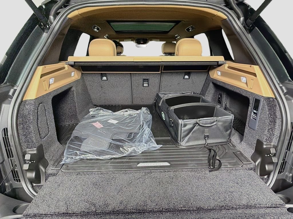 New 2027 Belgravia Green Land Rover SE image 28