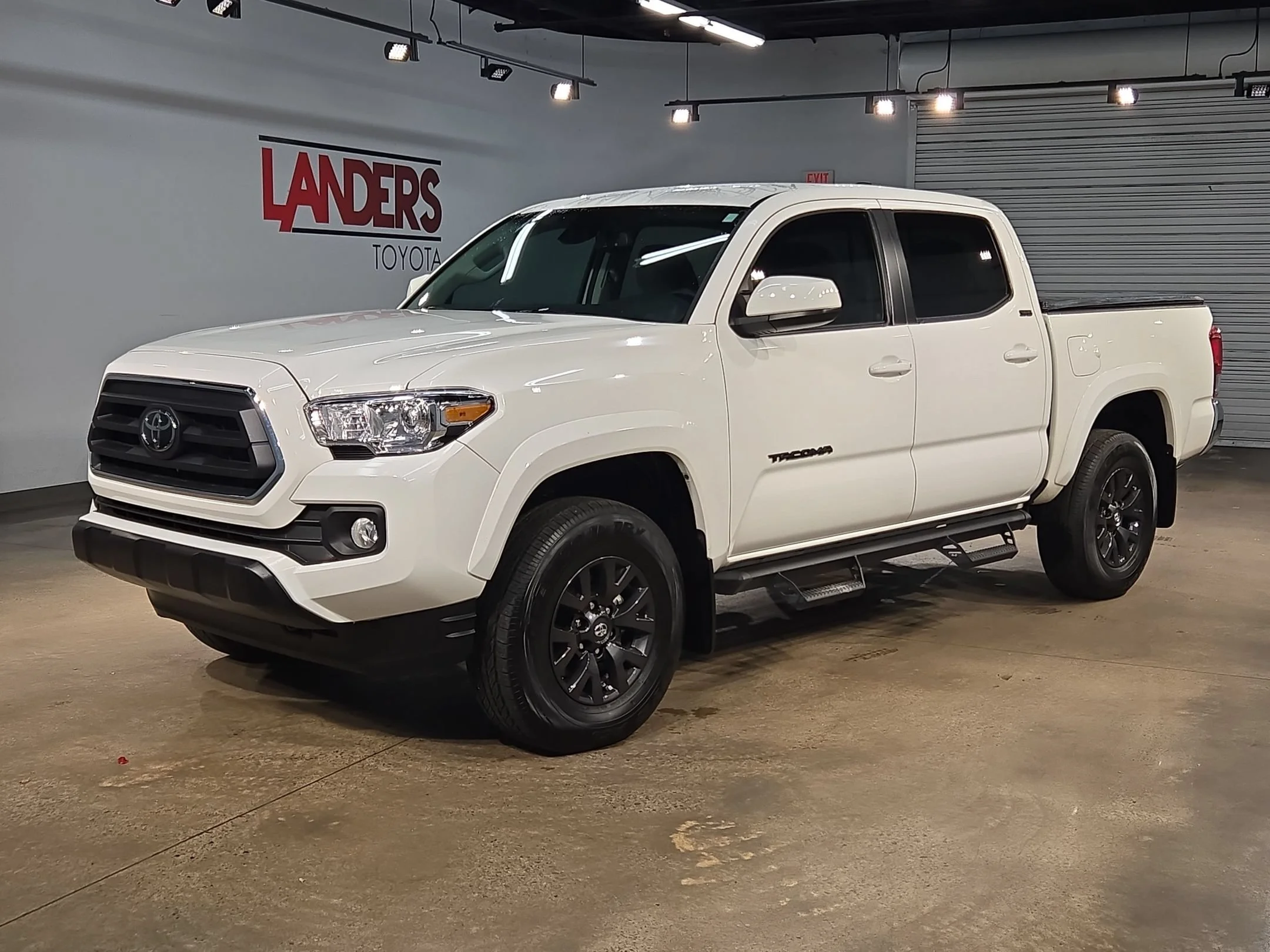 Used 2022 White Toyota SR5 image 3