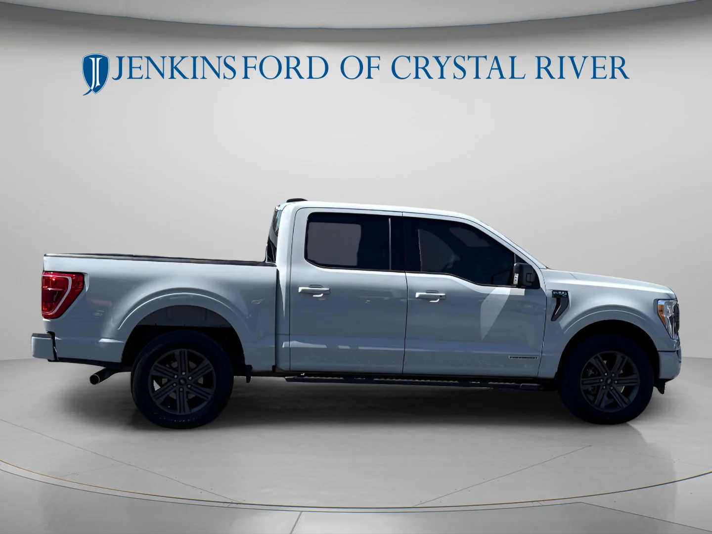 Used 2023 Avalanche Gray Ford XLT image 3