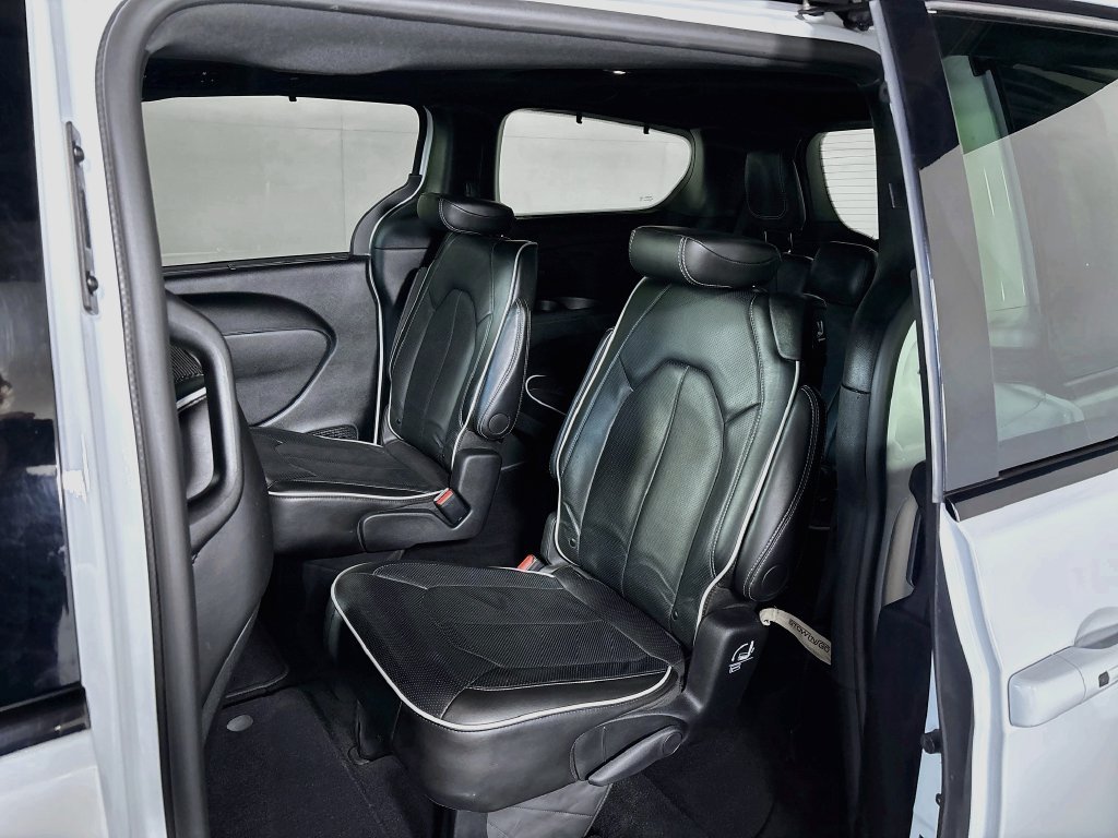Used 2025 Bright White Clearcoat Chrysler Limited image 20