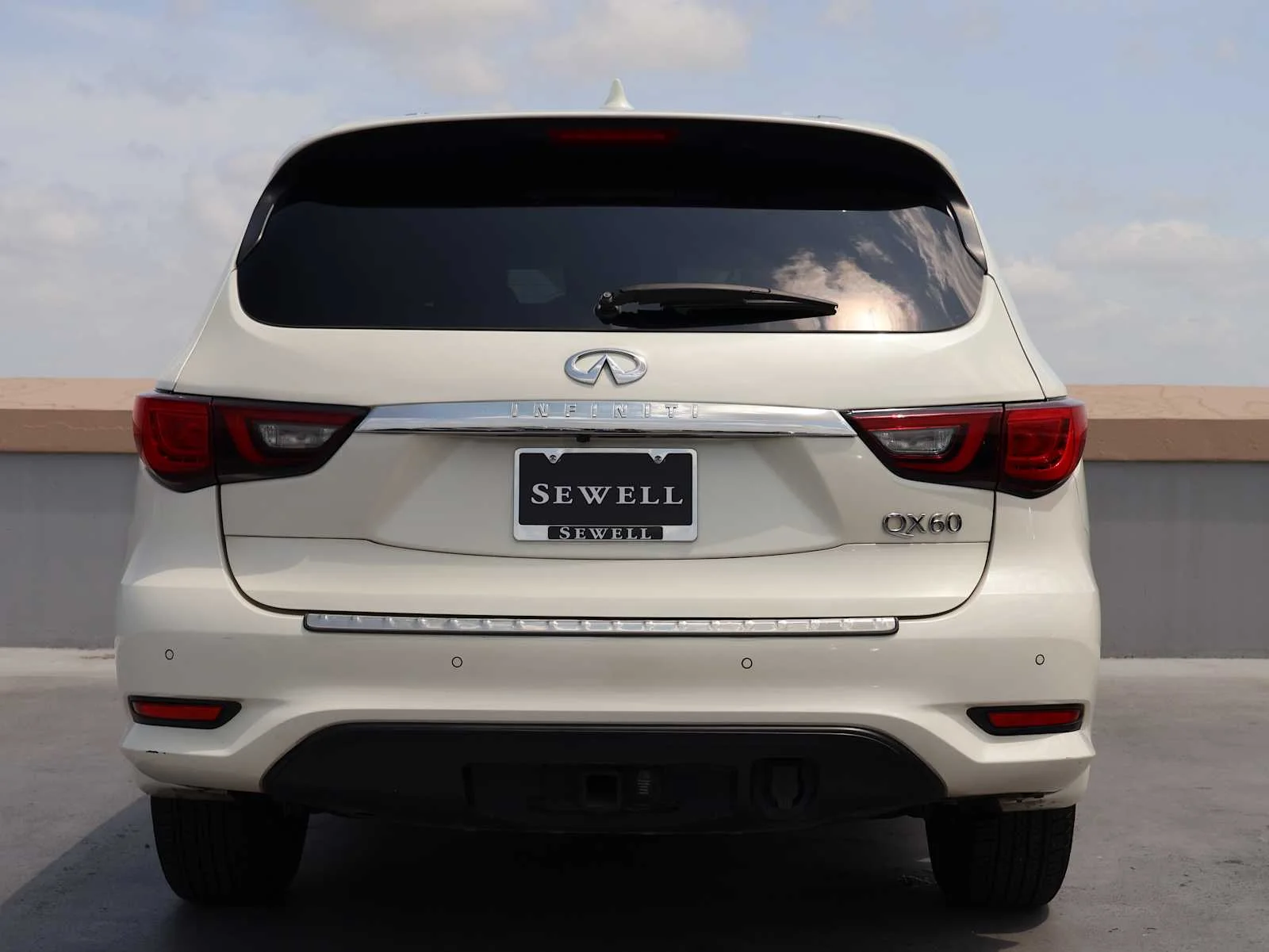 Used 2019 Majestic White INFINITI LUXE image 8