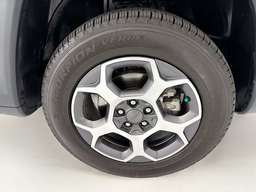 Used 2022 Diamond Black Jeep Trailhawk image 31