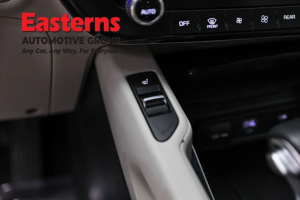 Used 2023 White Kia S image 21