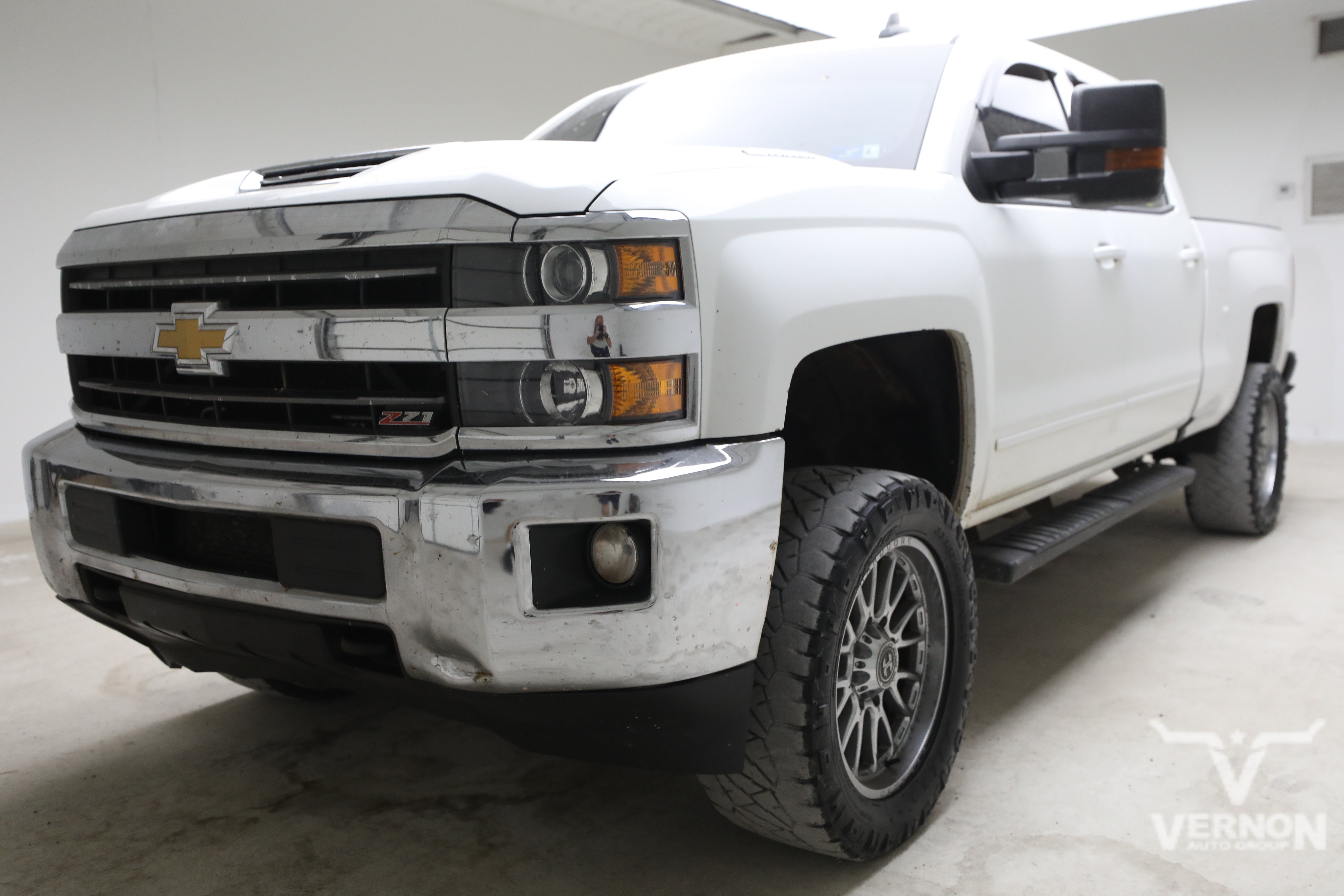 Used 2018 Summit White Chevrolet Y image 1