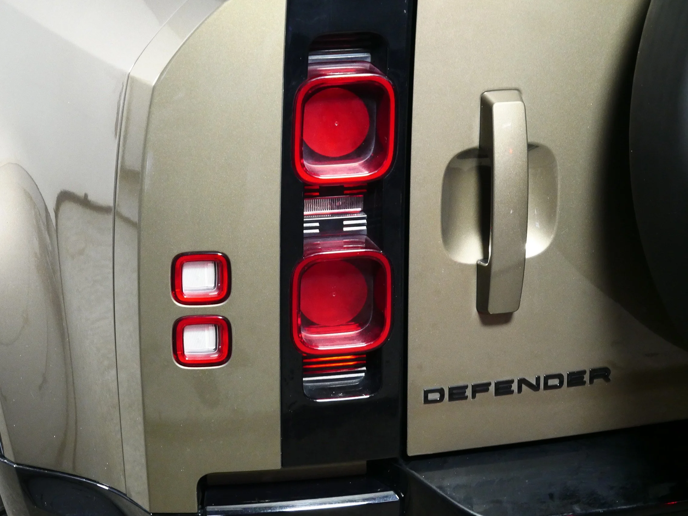 Used 2024 BRONZE Land Rover X-Dynamic SE image 17