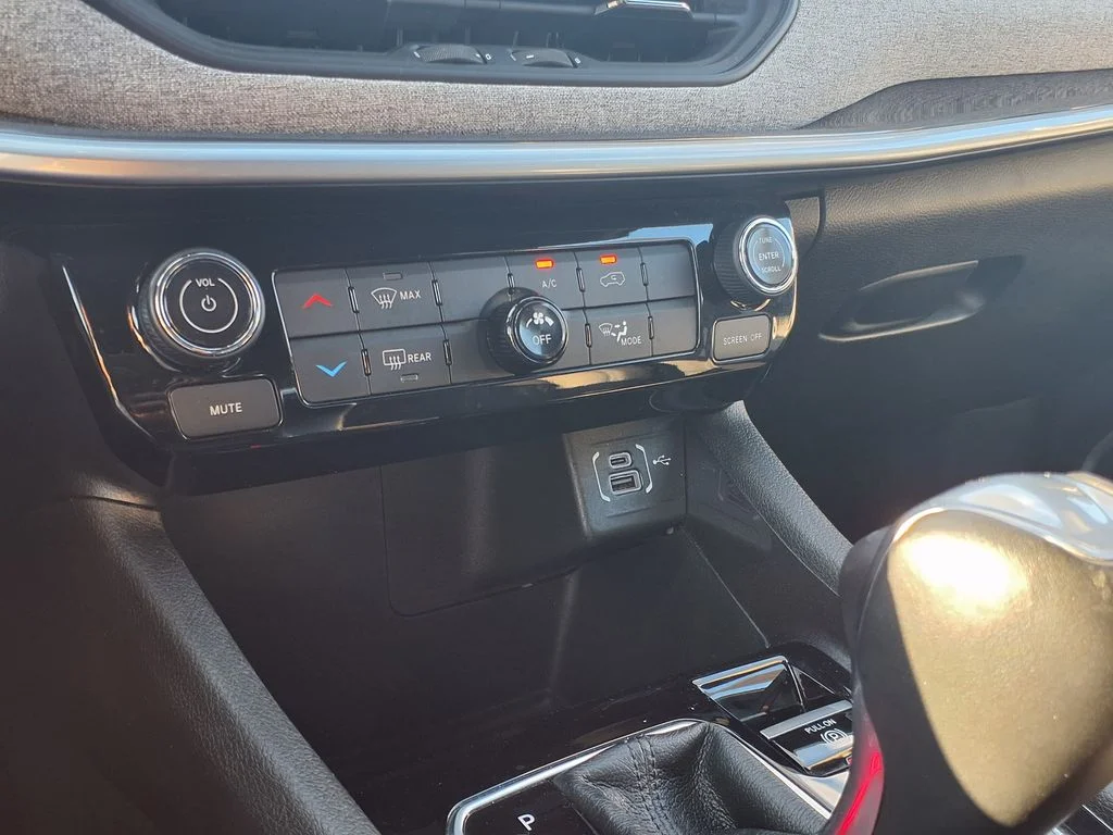 Used 2025 White Jeep Latitude image 27