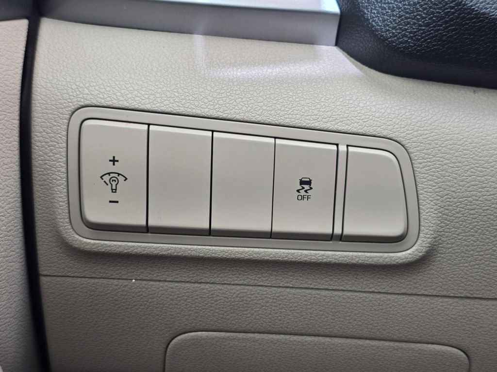 Used 2018 White Hyundai SE image 32