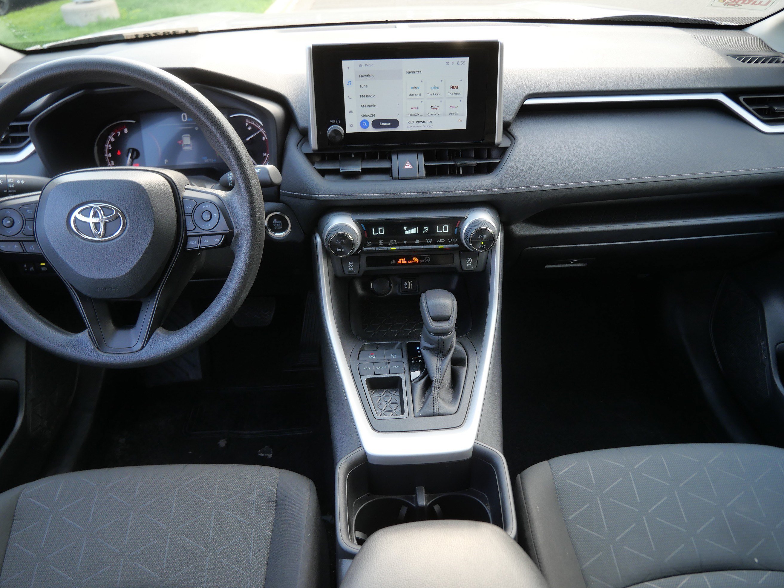 2024 Toyota RAV4 XLE - Photo 10
