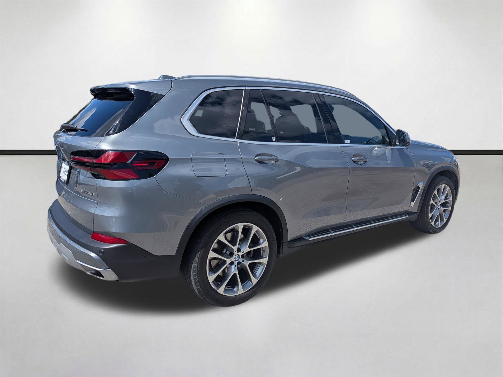 Used 2024 Skyscraper Gray Metallic BMW xDrive40i image 4