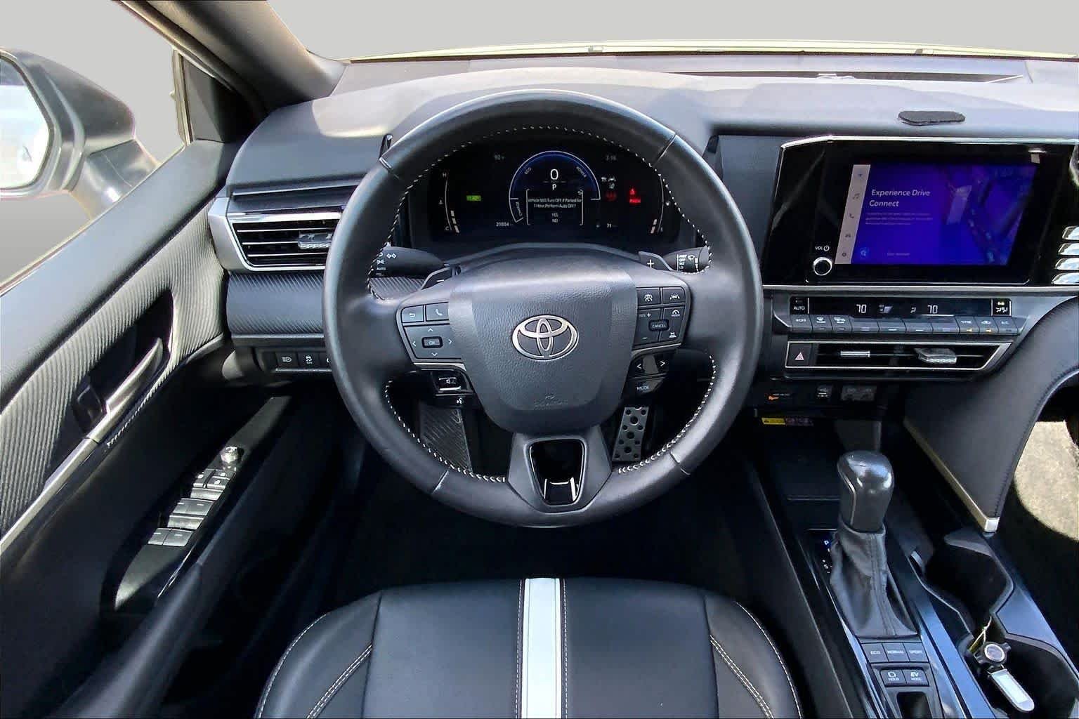 Used 2025 Ice Cap Toyota SE image 6
