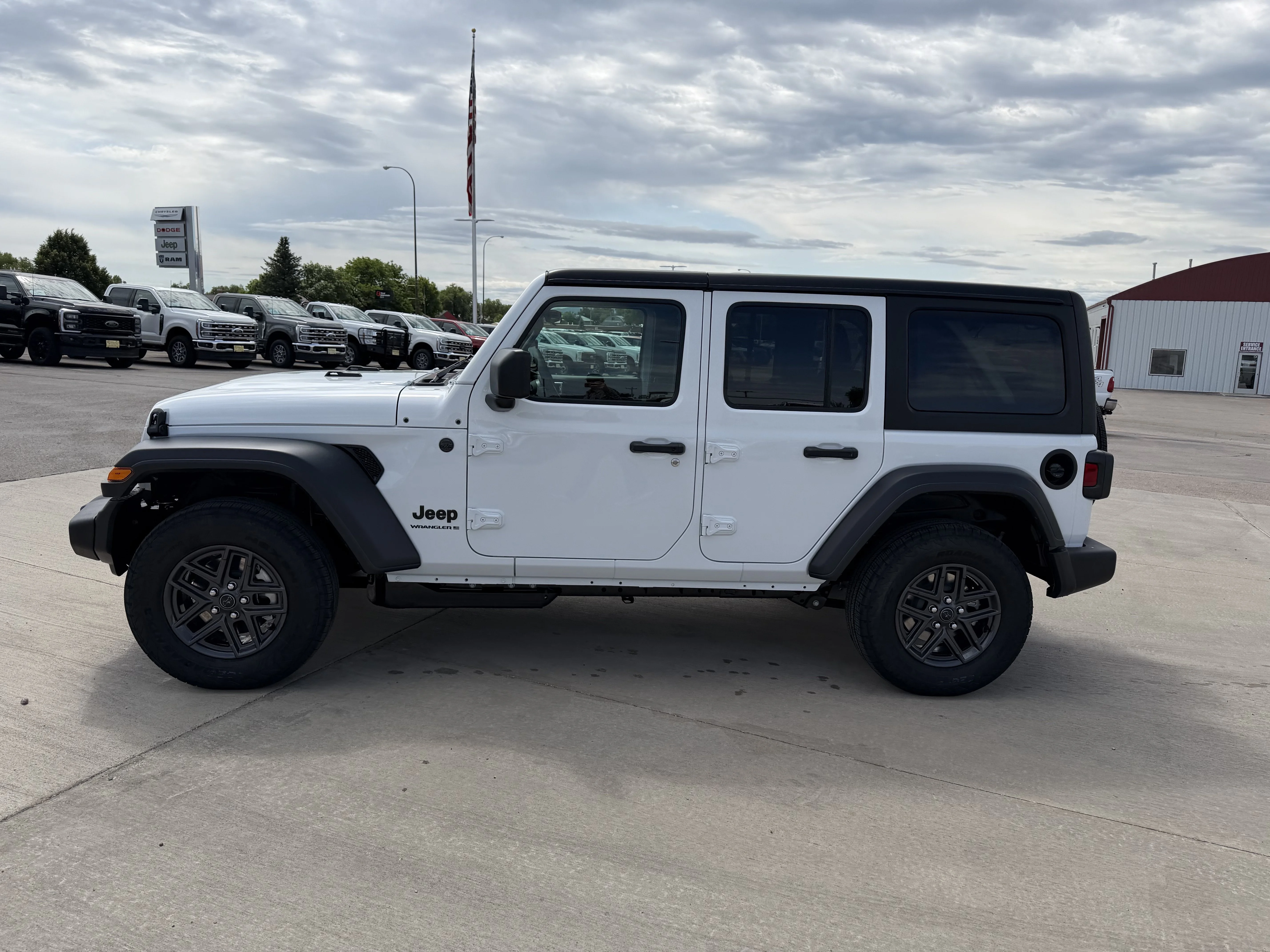 New 2026 Bright White Clear-Coat Exterior Paint Jeep Sport S image 6