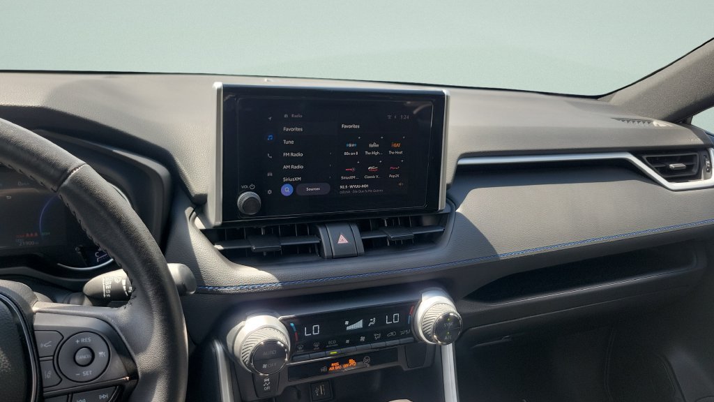 2025 Toyota RAV4 SE - Photo 14