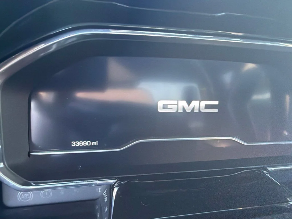 Used 2023 White GMC Elevation image 4