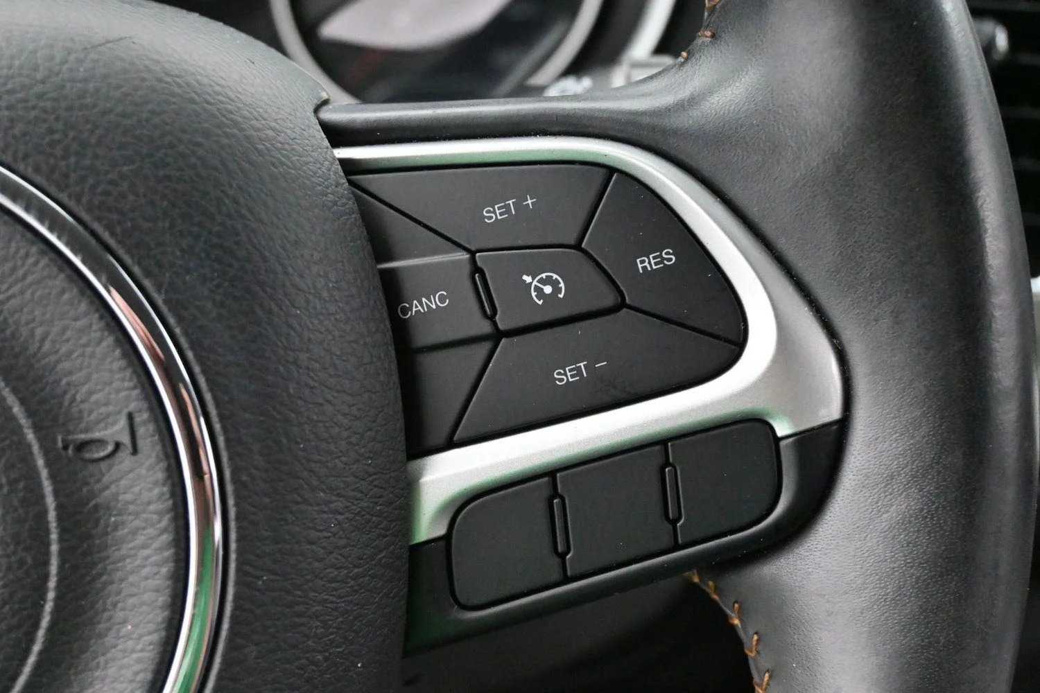 Used 2019 White Clearcoat Jeep Latitude image 17