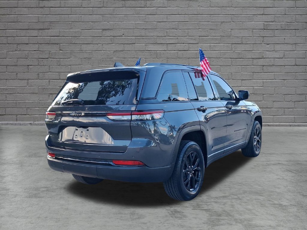 Used 2024 Gray Jeep Altitude X image 10