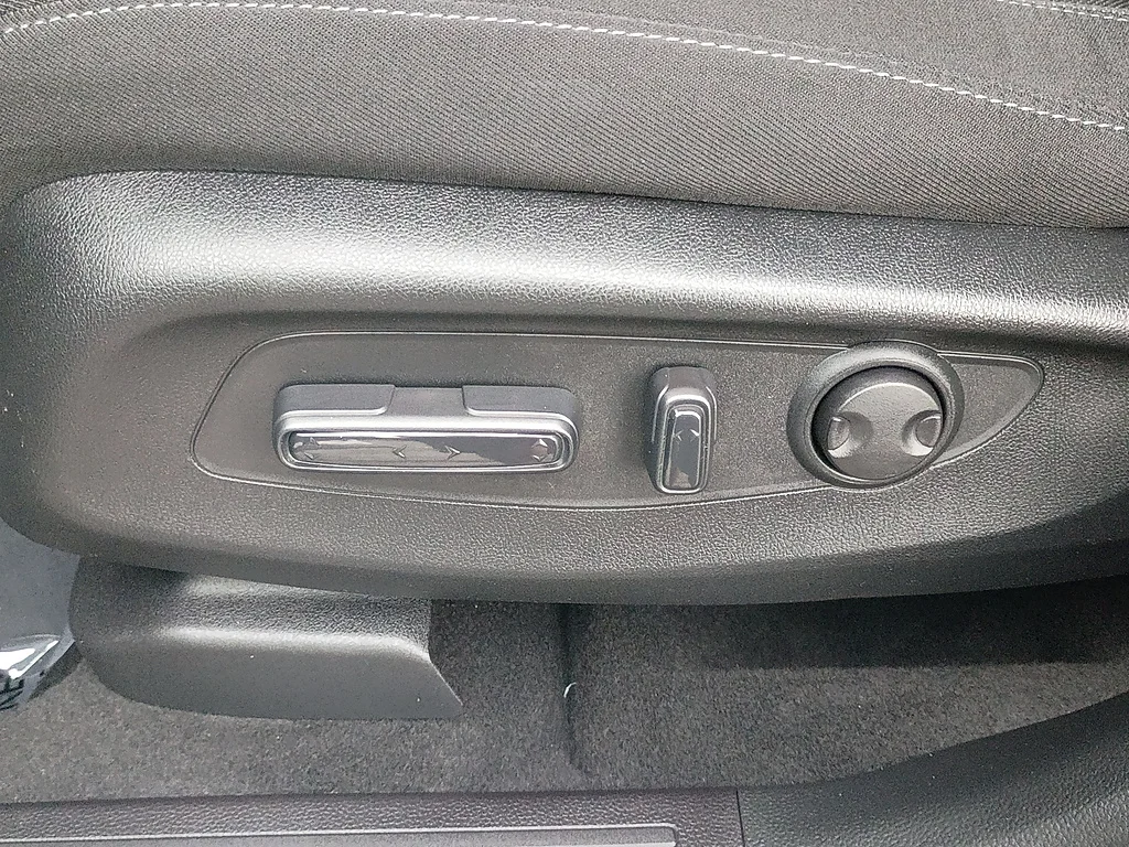 Certified Used 2025 Solar Silver Metallic Honda EX image 19