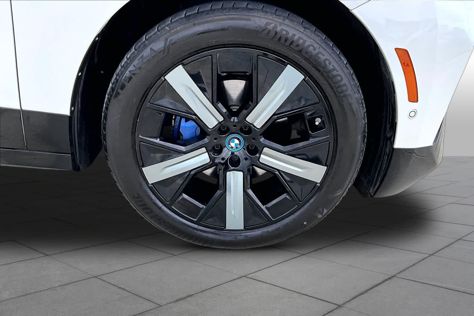 Used 2024 Mineral White Metallic BMW xDrive50 image 10