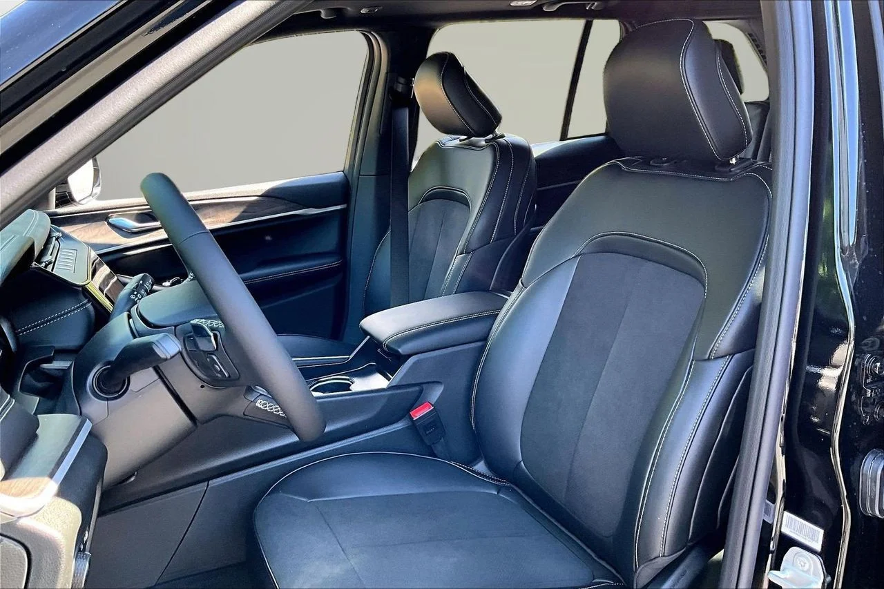 New 2027 High-Gloss Black Paint Jeep Laredo Altitude image 17