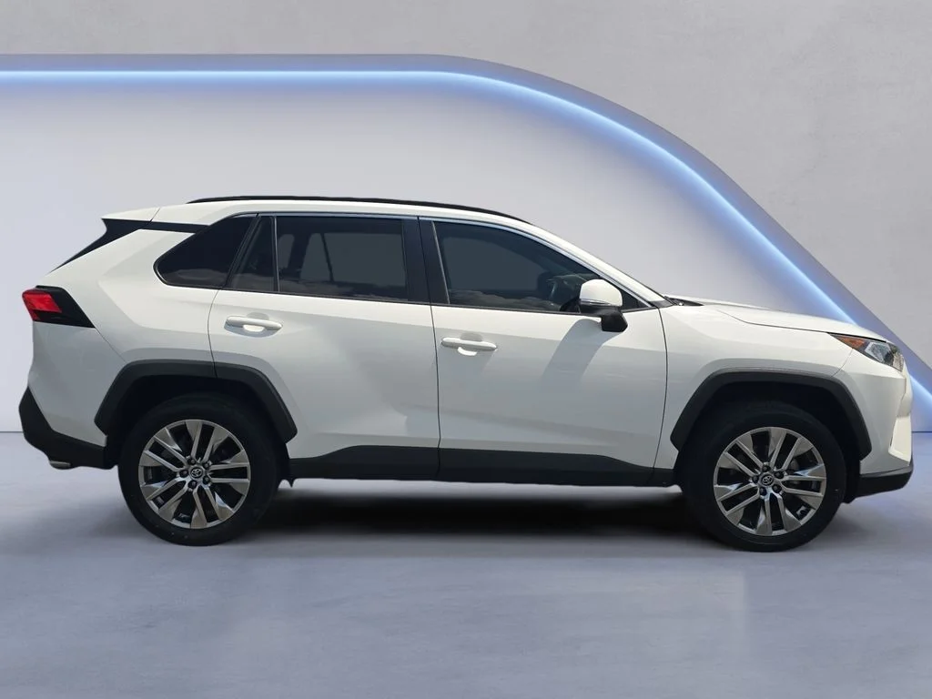 Used 2020 Super White Toyota XLE Premium image 7