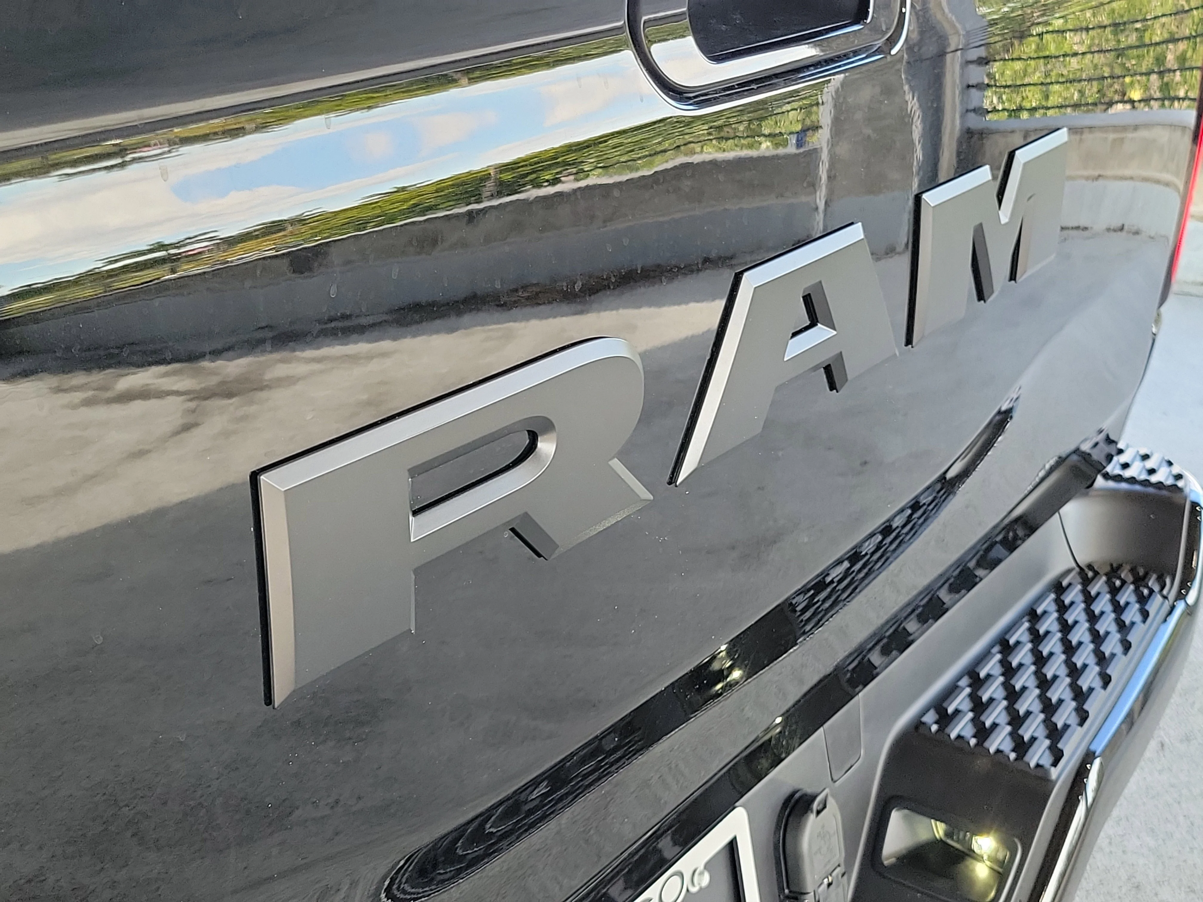 New 2026 Diamond Black Crystal Pearl-Coat Exterior Paint RAM Big Horn image 4