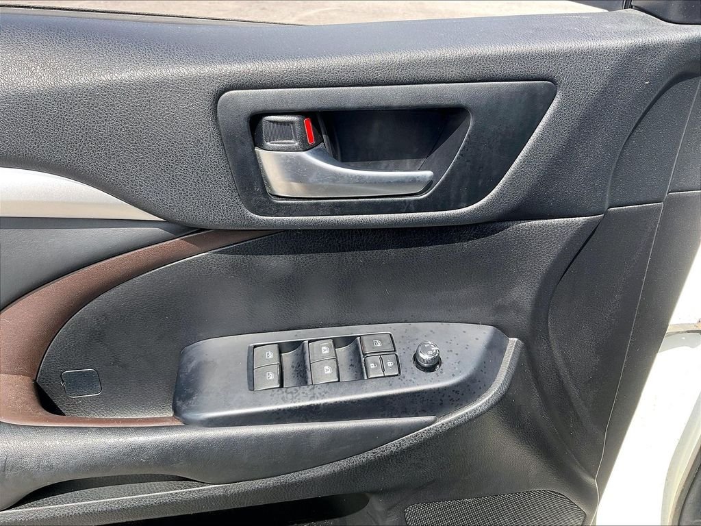 Used 2019 Blizzard Pearl Toyota XLE image 40