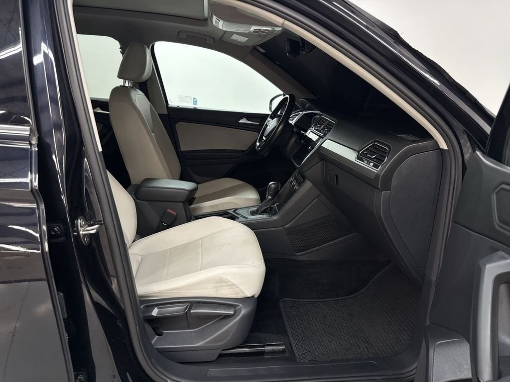 Used 2019 Deep Black Volkswagen 2.0T SEL image 18
