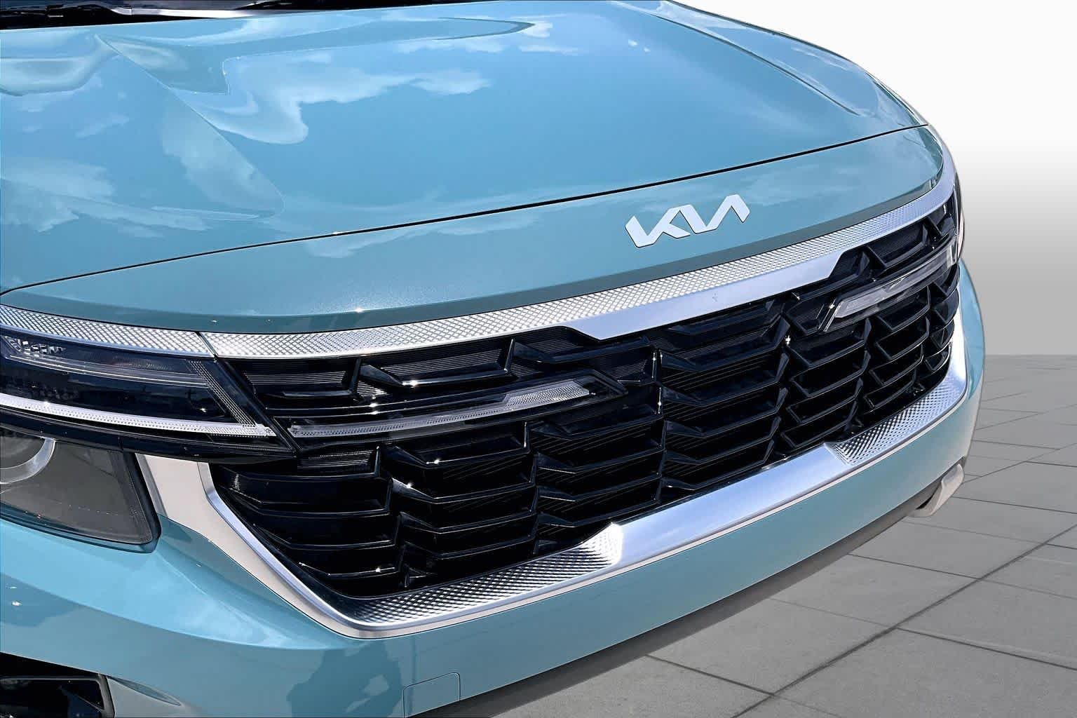 Used 2026 Pluton Blue/Black Roof Kia S image 28
