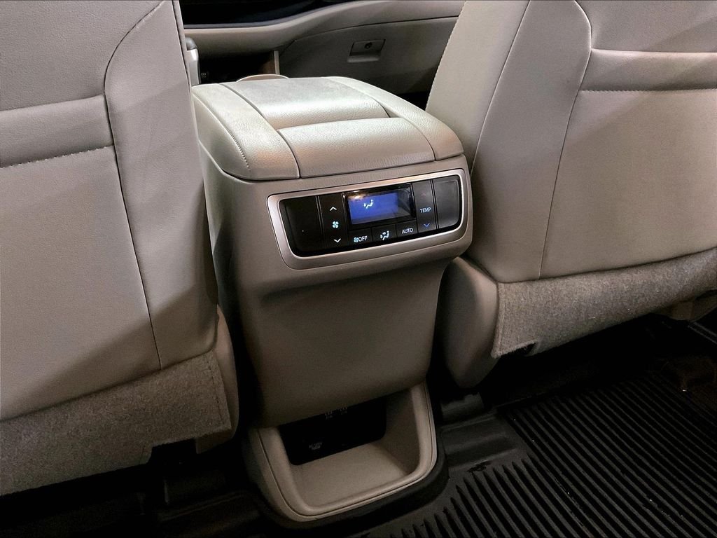 Used 2018 Silver Toyota XLE image 38