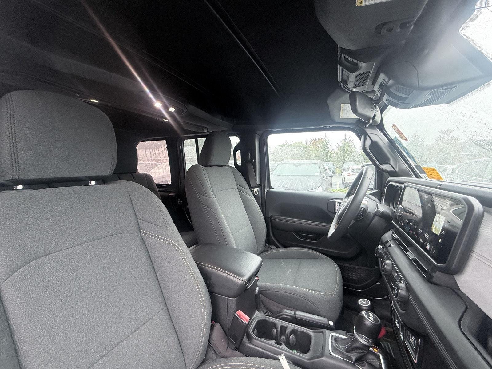 Used 2024 Granite Crystal Metallic Clearcoat Jeep Sahara image 9