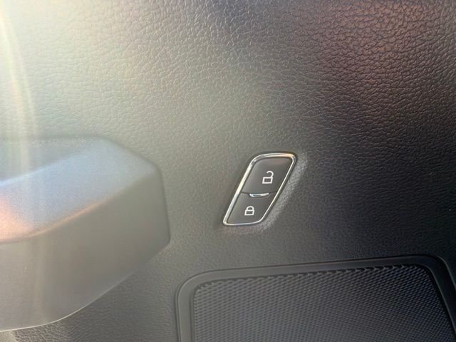 Used 2017 Oxford White Ford XLT image 12
