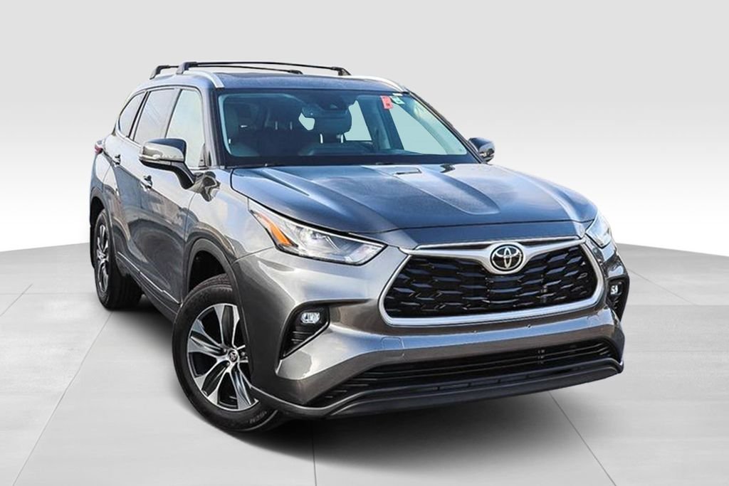 Used 2022 Magnetic Gray Metallic Toyota XLE image 2