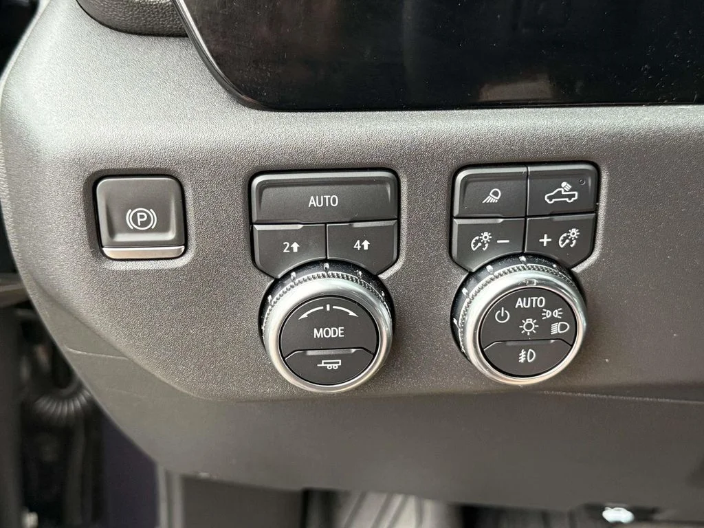Used 2024 Silver GMC Elevation image 28