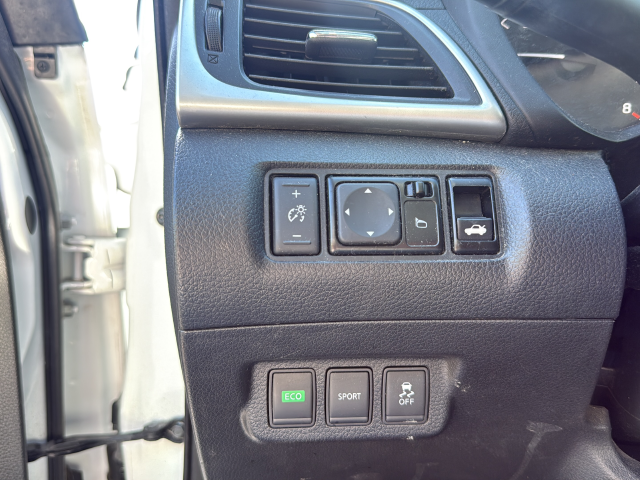 Used 2016 White Nissan S image 27