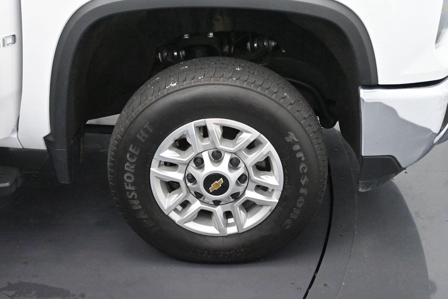 Used 2025 Summit White Chevrolet LT image 32